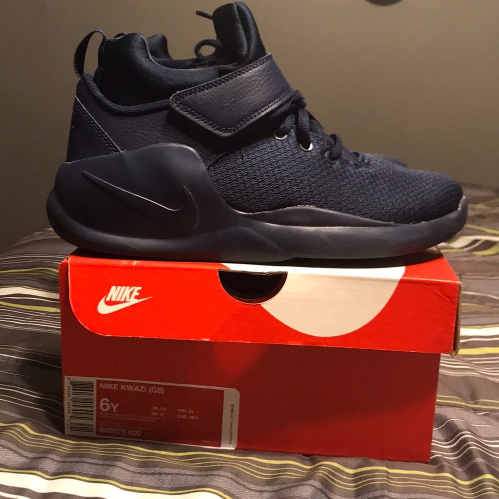 Navy blue Nike Kwazi gym shoes